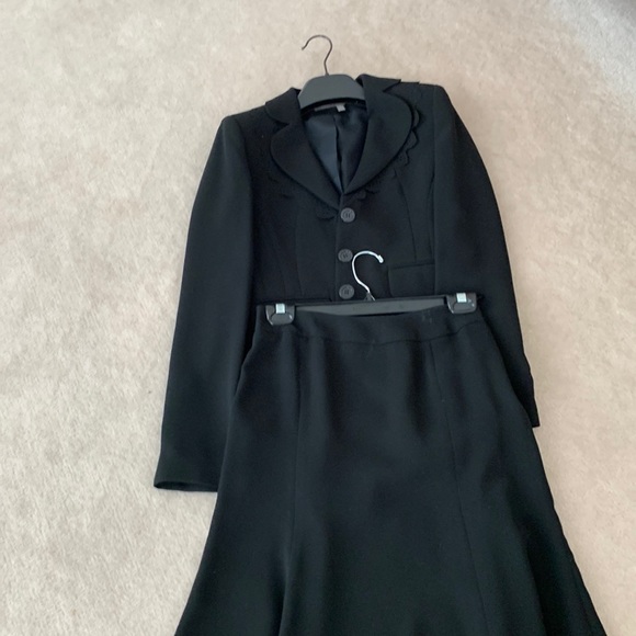 Woman’s suit - Picture 1 of 5